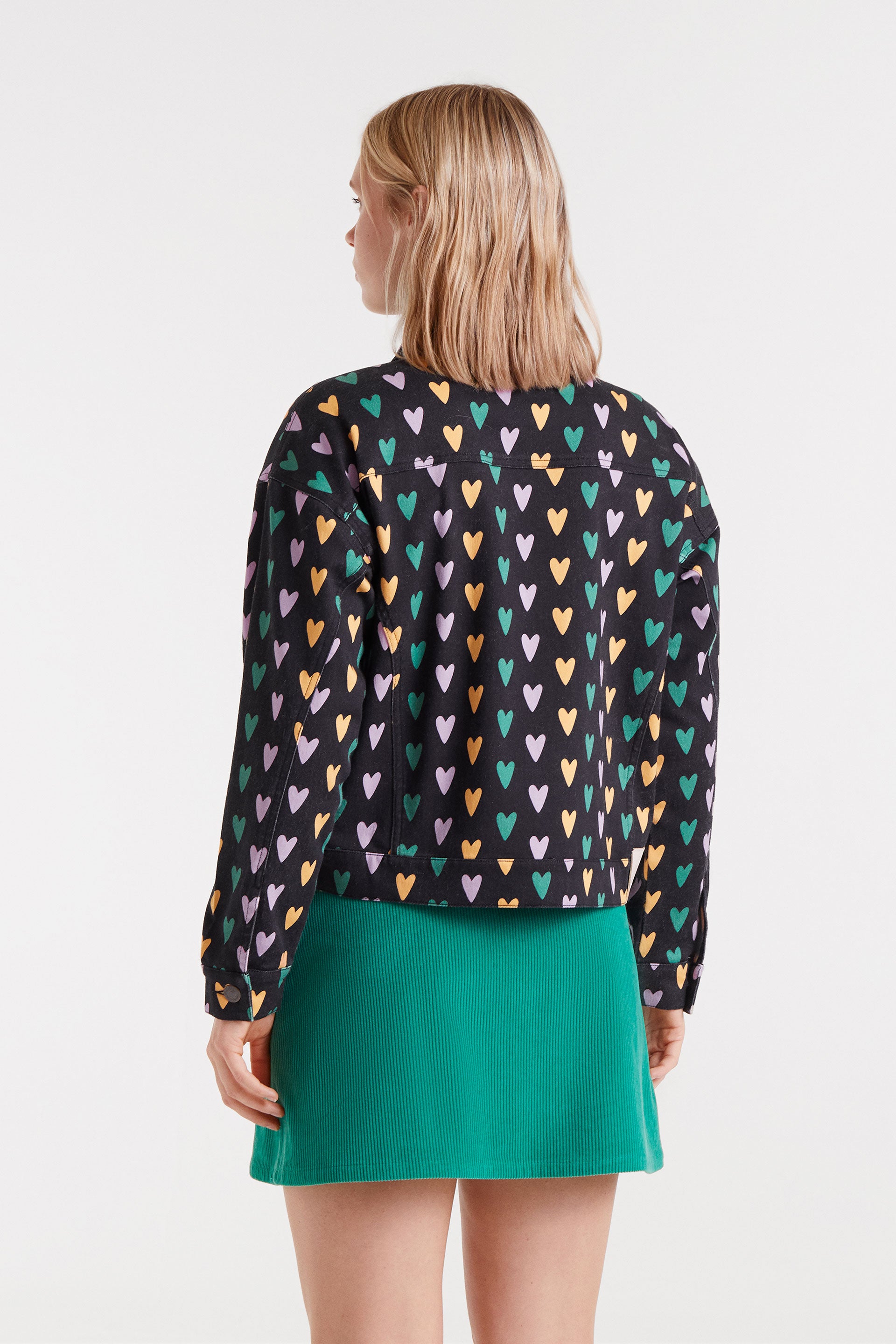 Chaqueta vaquera negra con corazones multicolor