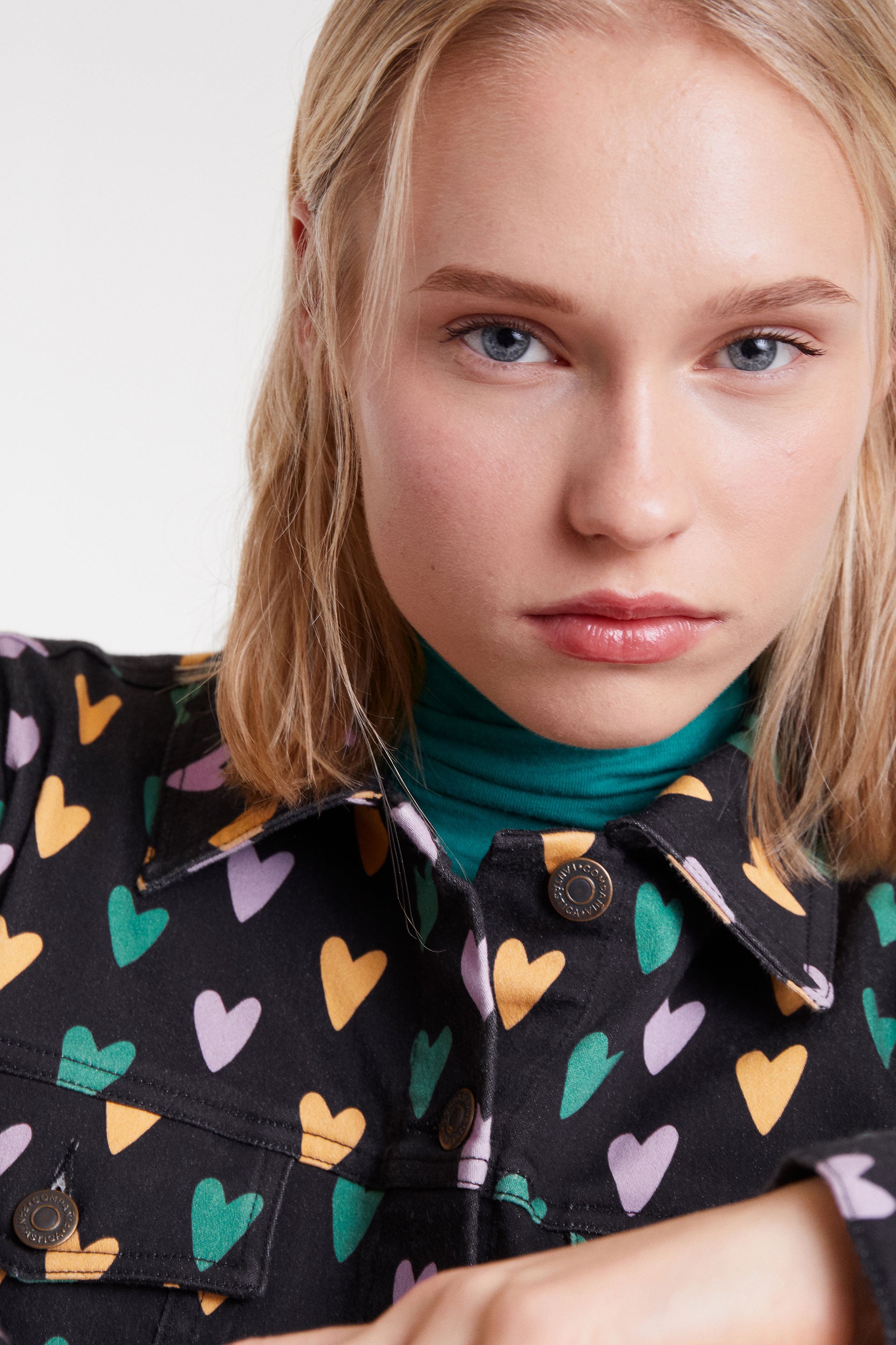 Chaqueta vaquera negra con corazones multicolor