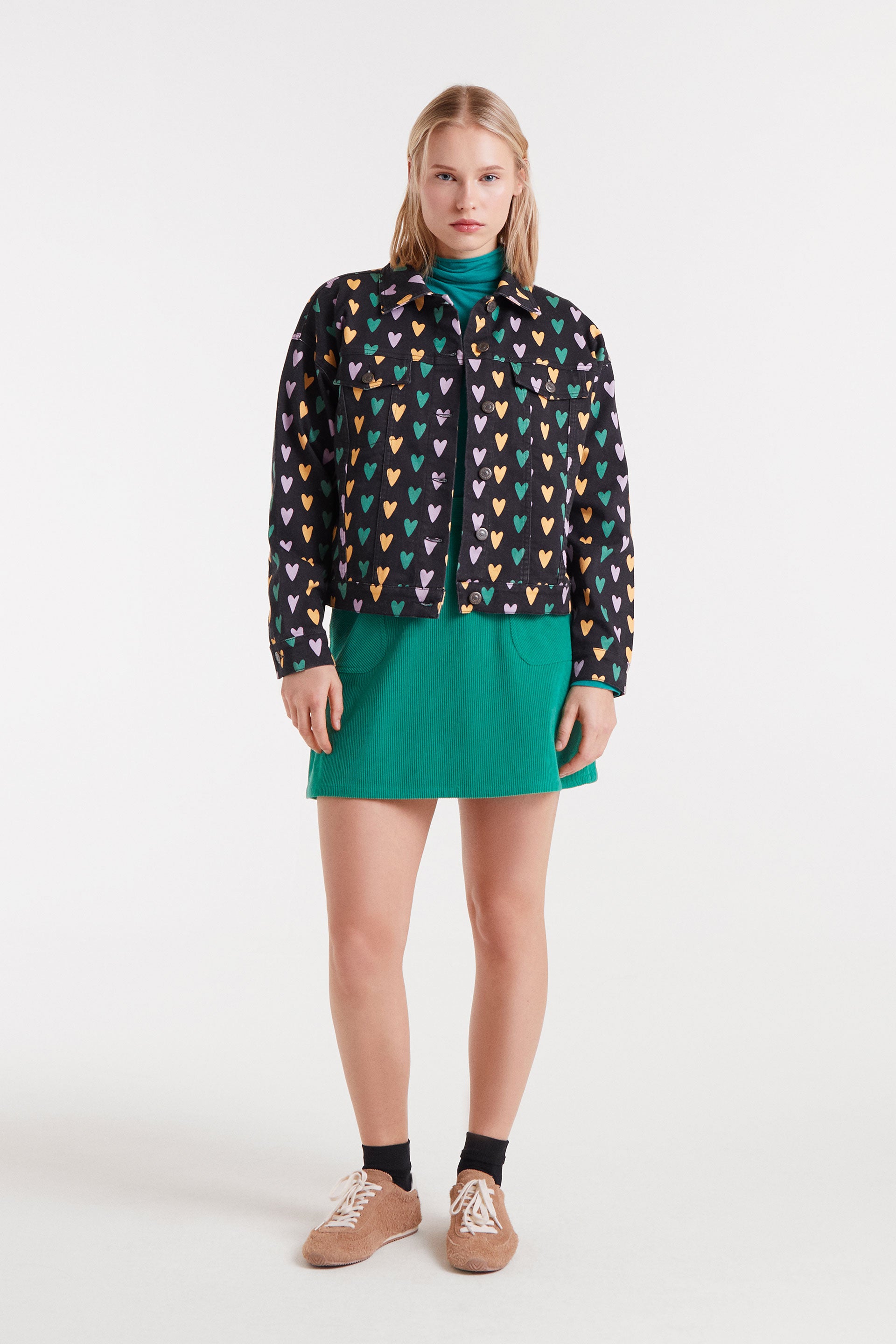 Chaqueta vaquera negra con corazones multicolor