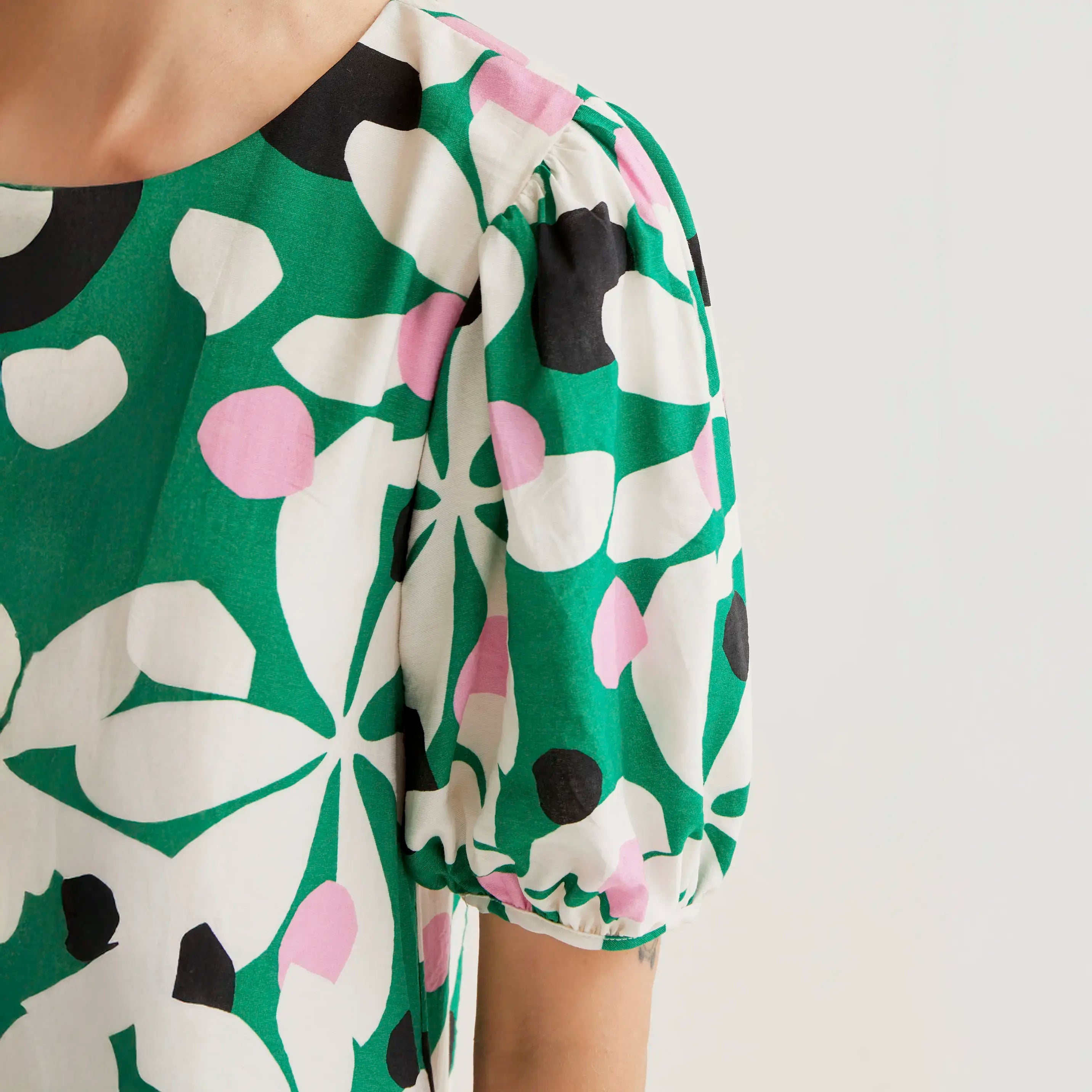 Vestido corto con estampado Hosta