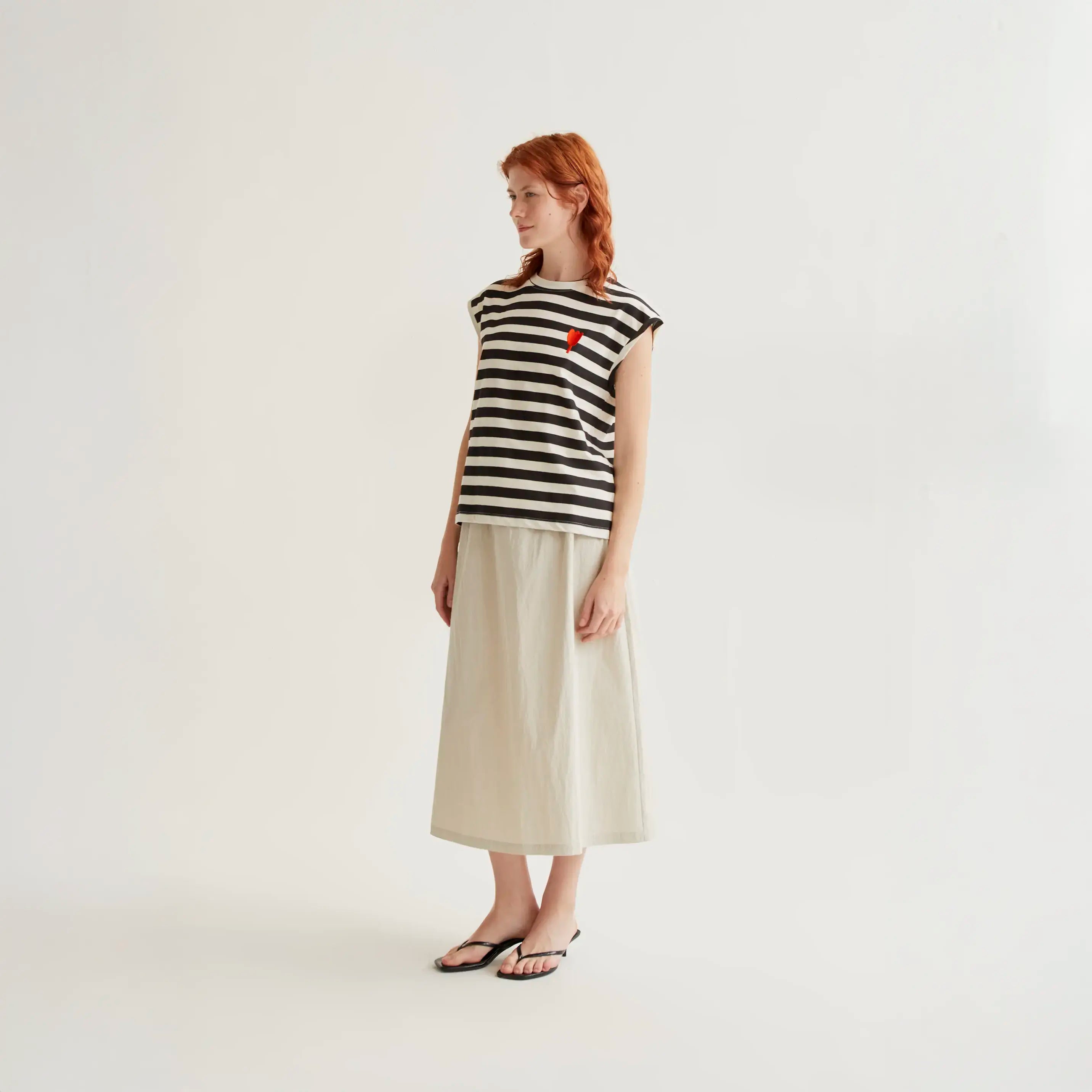 Camiseta con estampado de rayas negras con bordado de tulipán