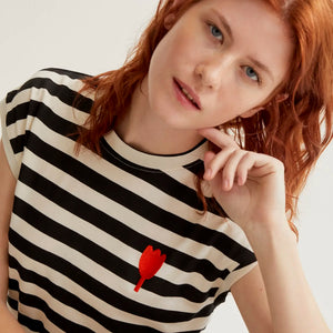 T-shirt à rayures noires avec broderie tulipe