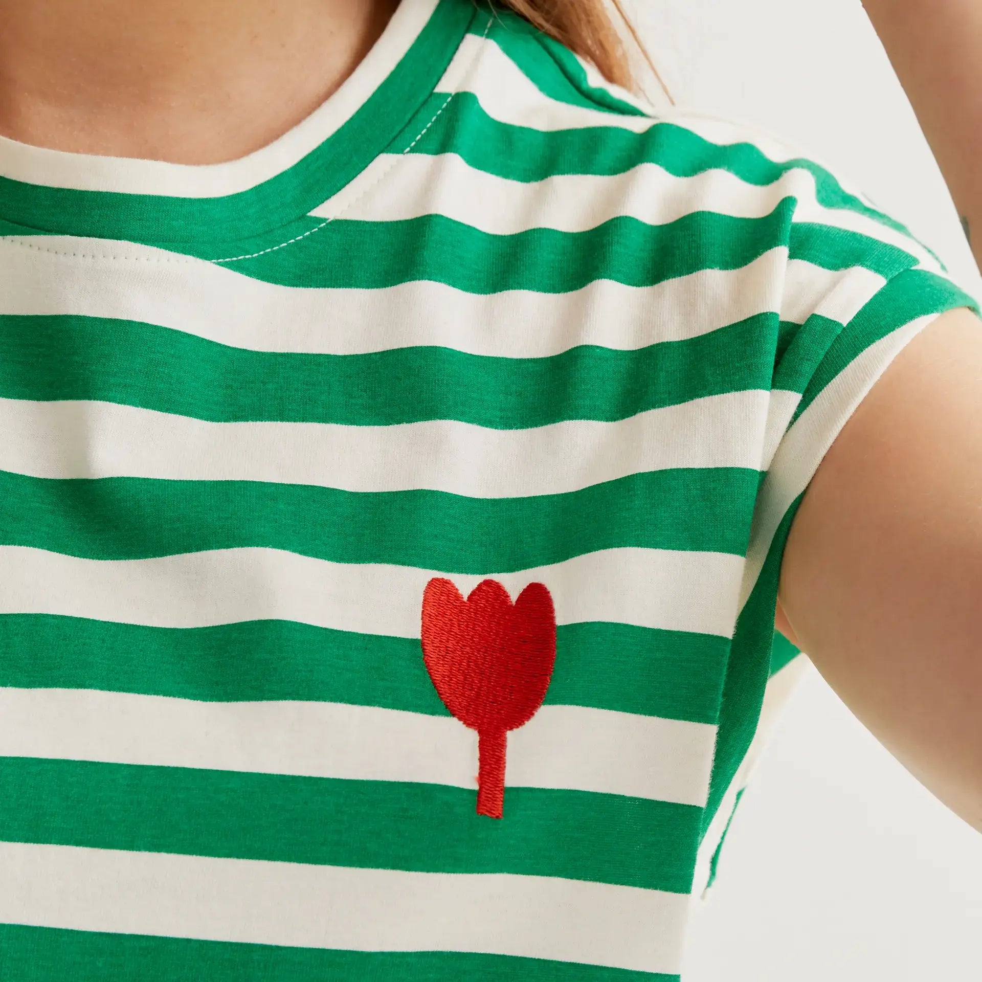 T-shirt à rayures vertes avec broderie tulipe