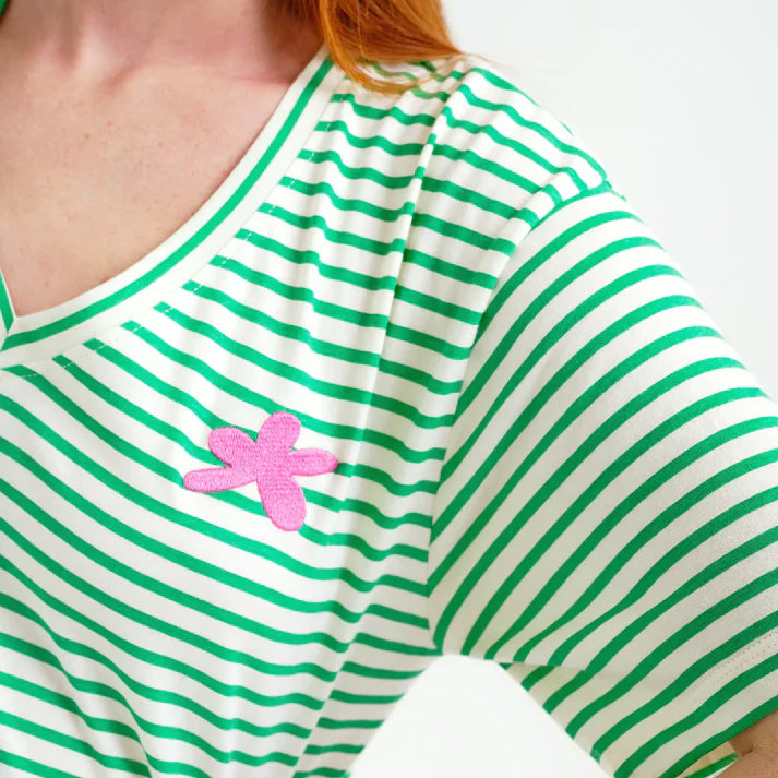 Camiseta con estampado de rayas blanco y verde
