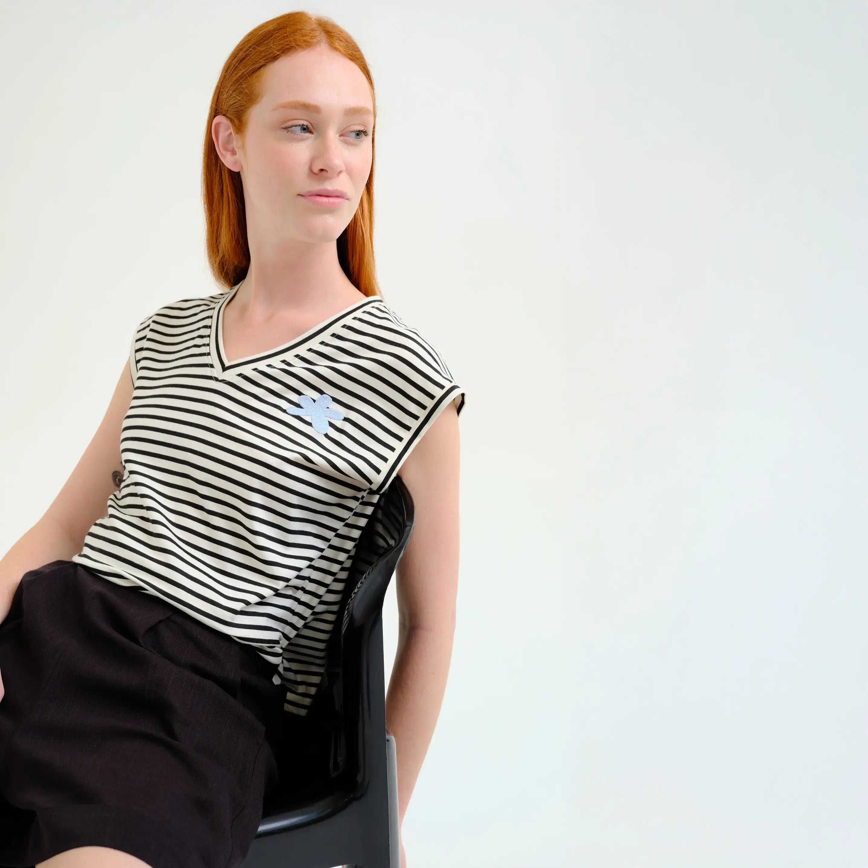 Camiseta sin mangas con estampado de rayas blanco y negro