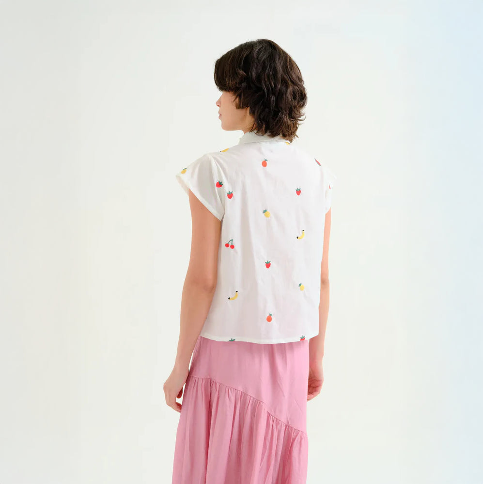 Camisa blanca 100% algodón con bordado de ensalada de frutas