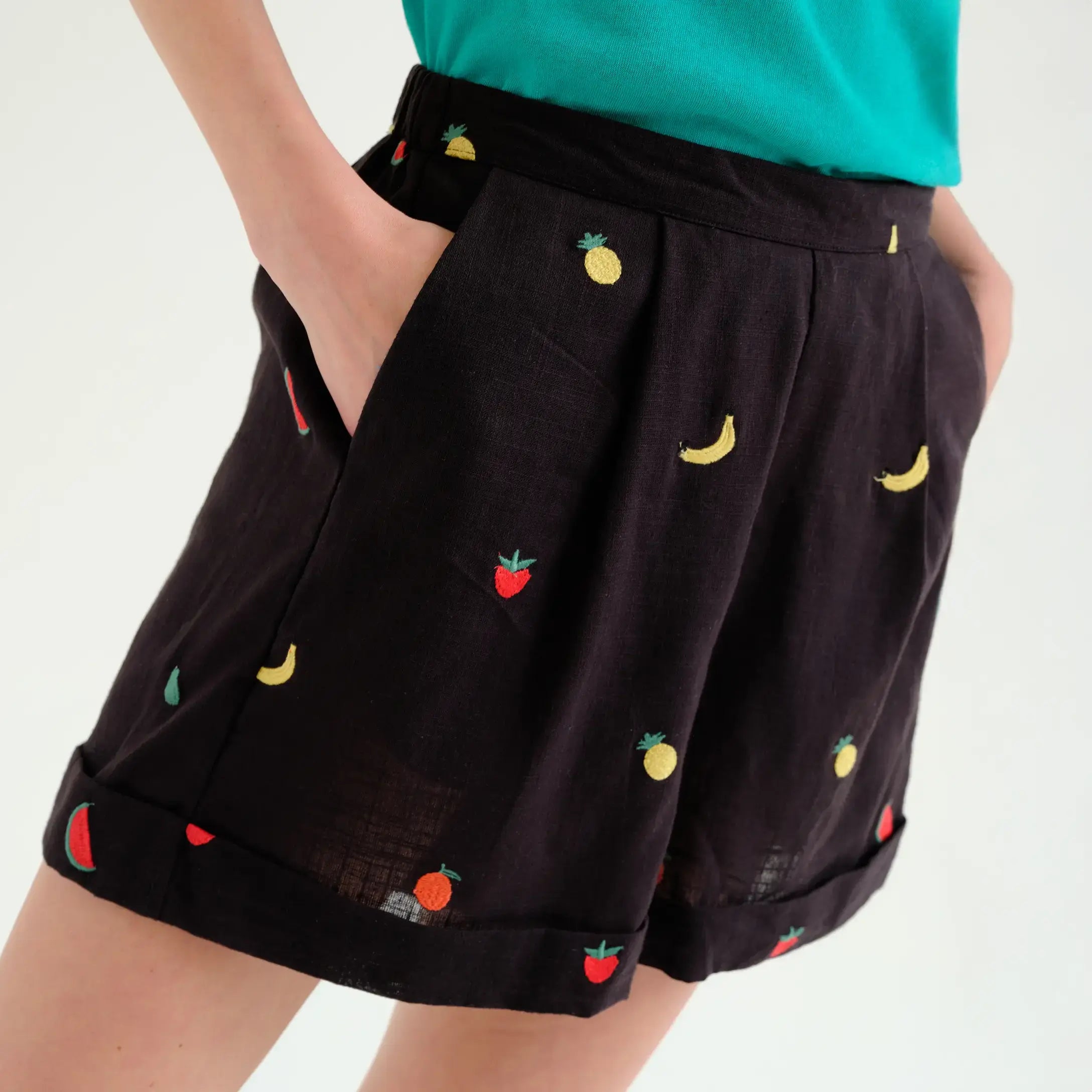 Shorts 100% algodón negro con bordado de Ensalada de frutas