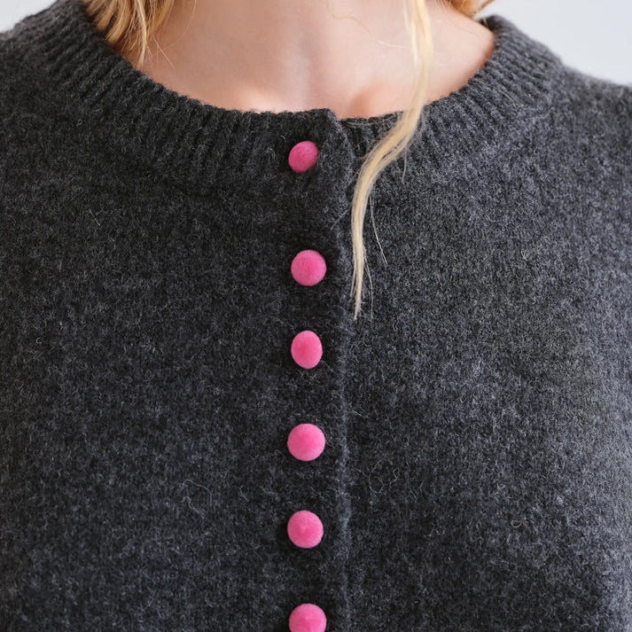 Cárdigan de Punto Gris Marengo con Botones Rosa Fucsia