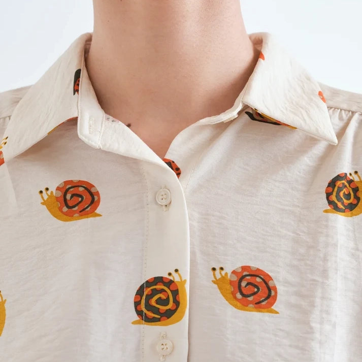 Camisa Fluida con Estampado de Caracoles