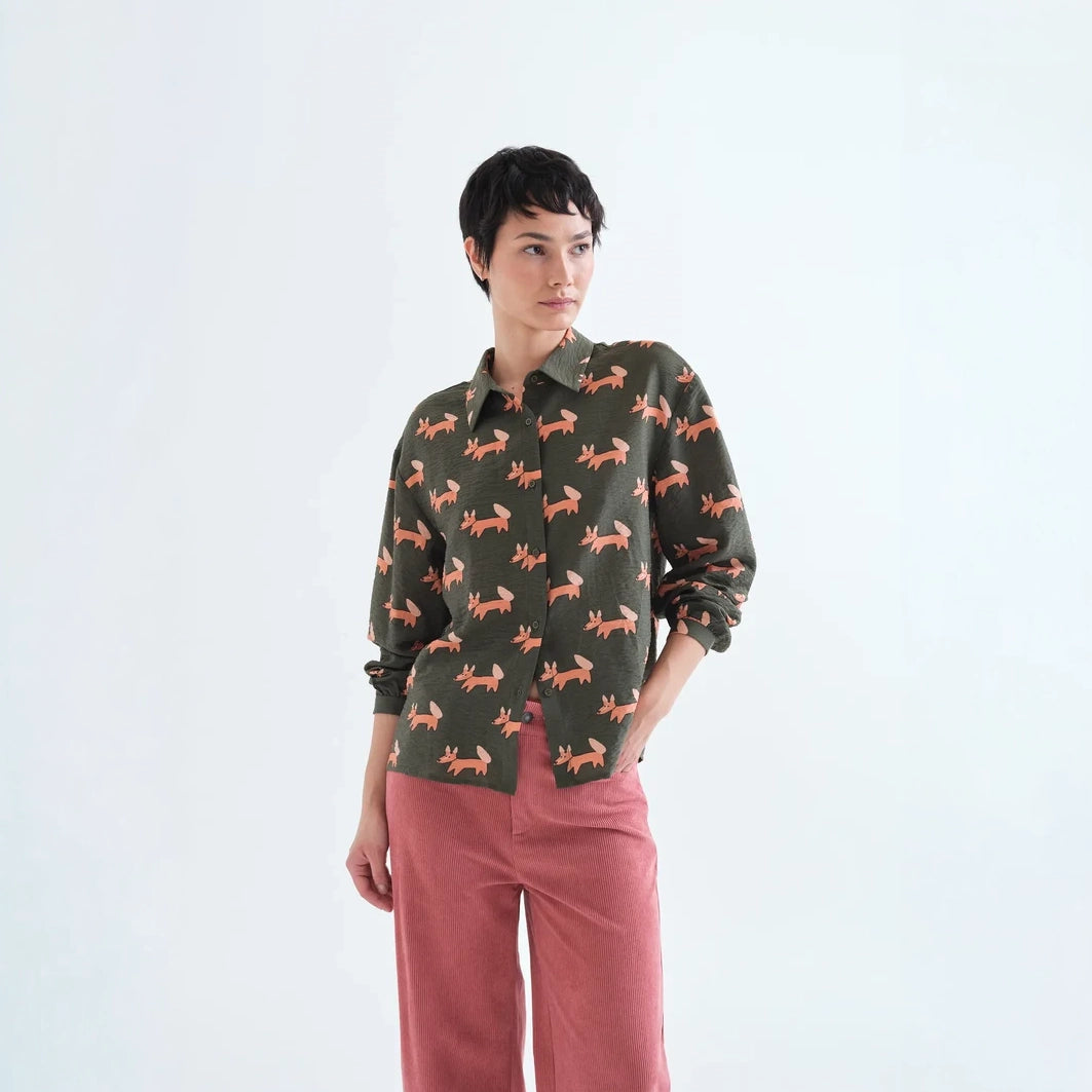 Camisa Fluida Verde Bosque con Estampado de Zorros Volpe
