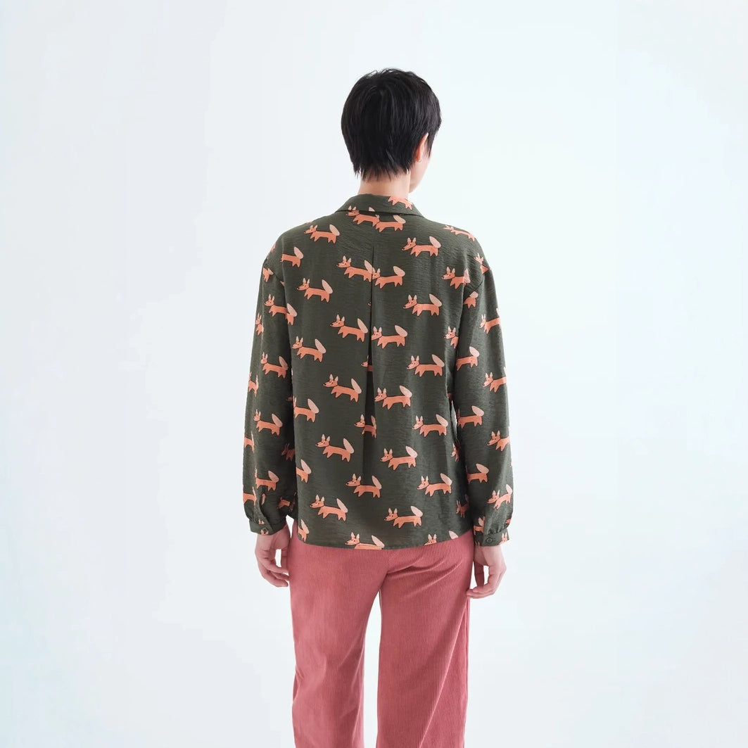 Camisa Fluida Verde Bosque con Estampado de Zorros Volpe