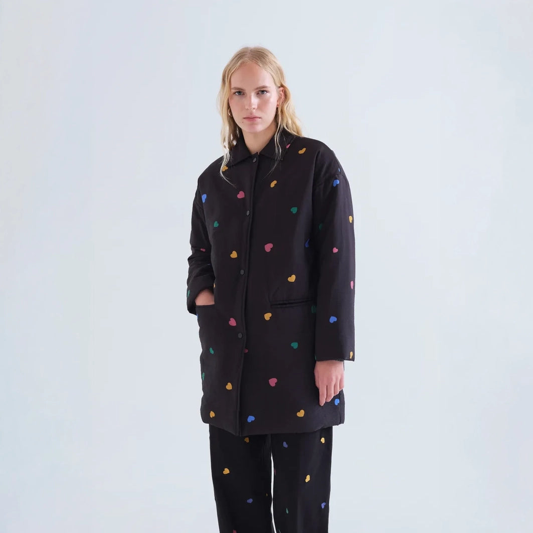 Abrigo Acolchado Negro Estampado Corazones Candy
