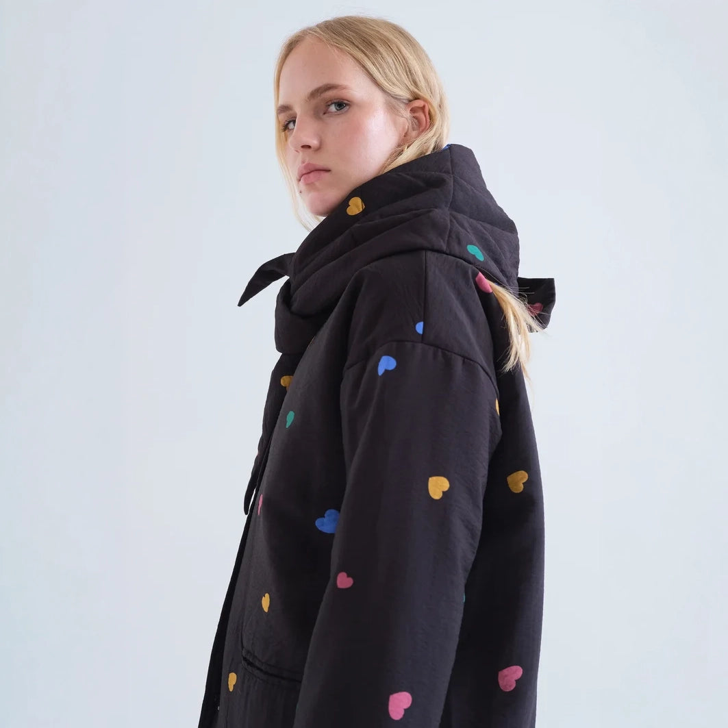 Abrigo Acolchado Negro Estampado Corazones Candy