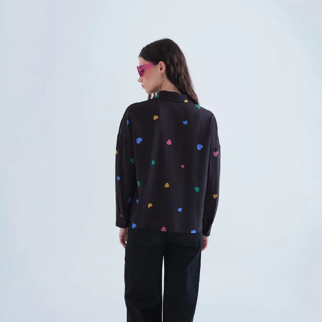 Camisa Oversize Negra con Estampado de Corazones Candy