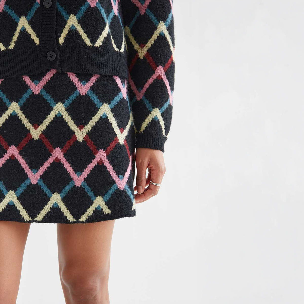 Minifalda de Punto Jacquard Negra con Rombo Geométrico Skein