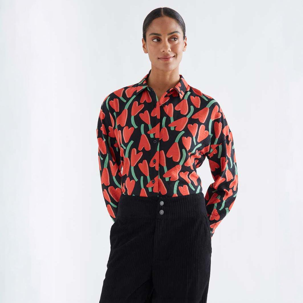 Camisa Fluida Negra con Estampado Botánico Ciclamen