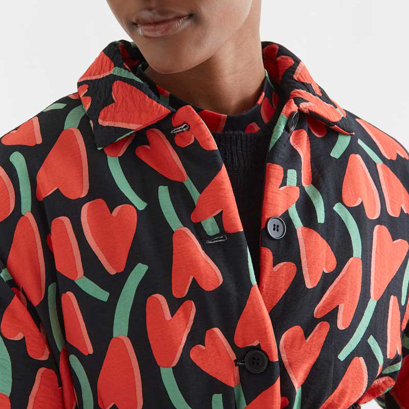 Chaqueta Acolchada Negra Estampado Ciclamen con Cordón Ajustable
