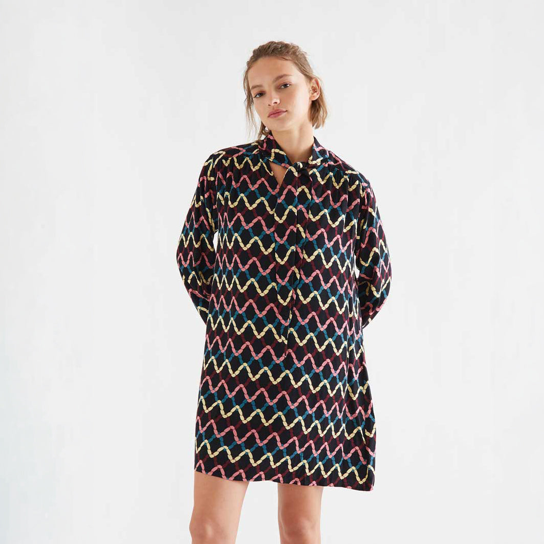 Vestido Corto Evasé Cuello Lazada Estampado Skein