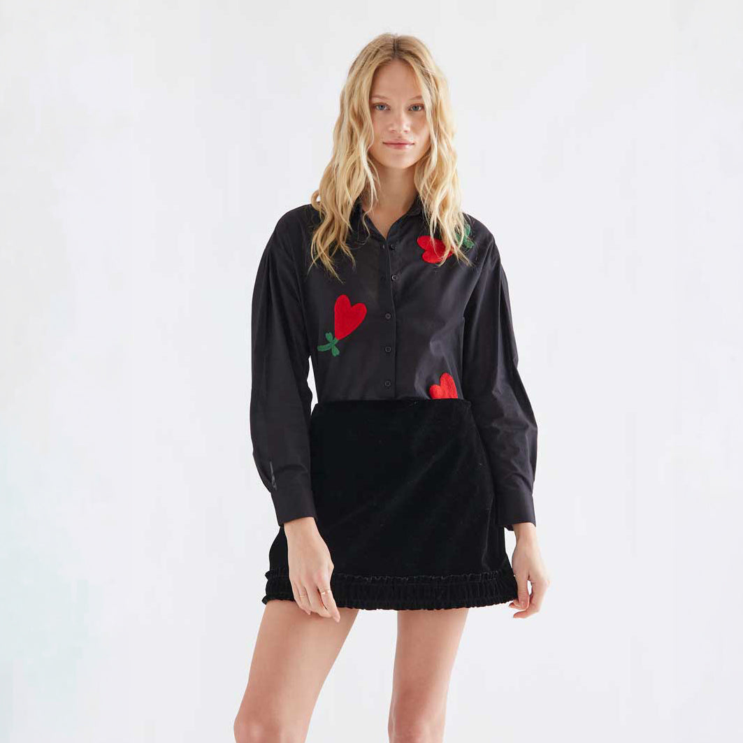 Camisa de Algodón Negra con Bordados Flor Corazón