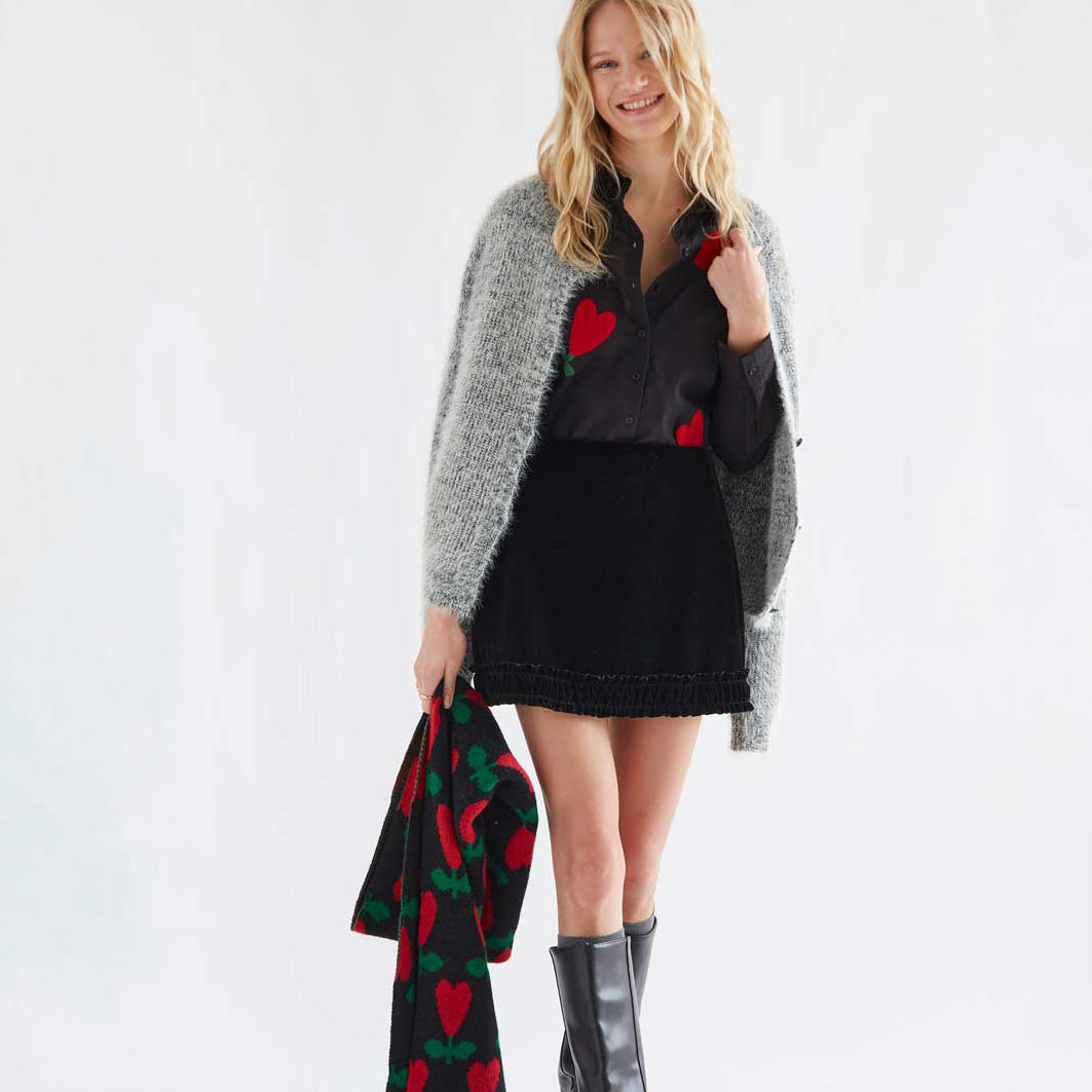 Camisa de Algodón Negra con Bordados Flor Corazón